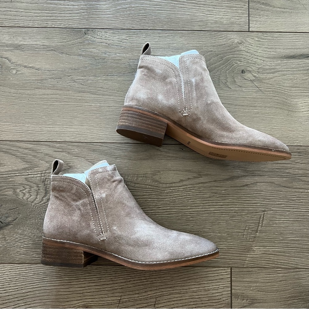 Dolce Vita. Tessey Ankle Boot. Dark Taupe Suede.